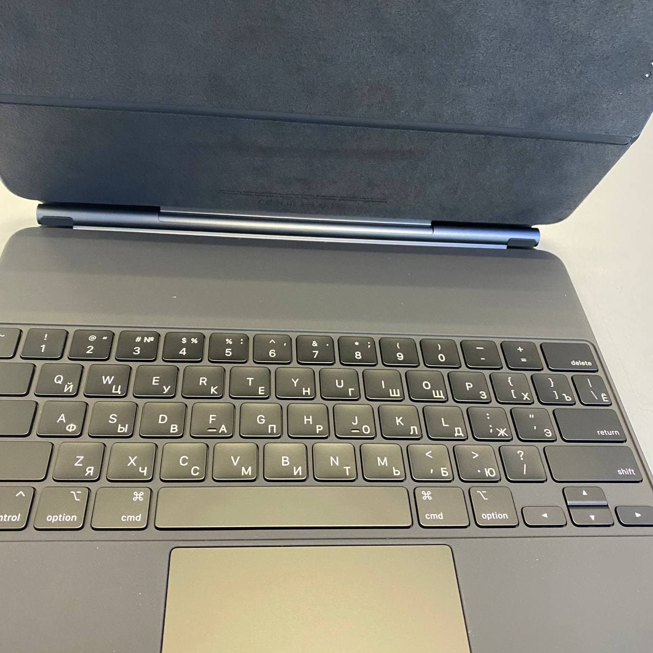 Чехол-клавиатура Apple Magic Keyboard для iPad Pro 12.9 (2020-2022)/Air 13 (M2/M3/M4) Black (MXQU2) кириллица (лазерная гравировка) + QWERTY