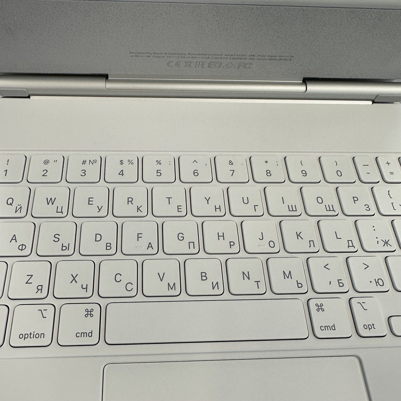 Чехол-клавиатура Apple Magic Keyboard для iPad Pro 11 (2018-2022)/iPad Air 11 (2020-2026) White (MJQJ3) кириллица (лазерная гравировка) + QWERTY